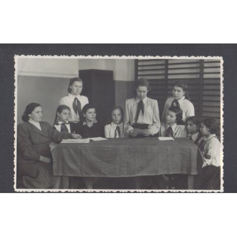 Старая фотография "Совет дружины в ленинградской школе" 1950г