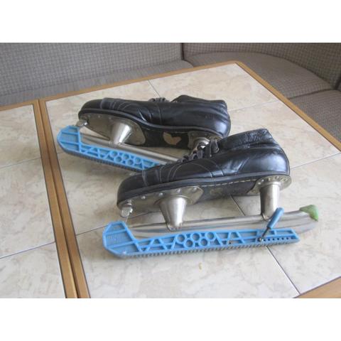 Коньки-хокейки с чехлами для лезвий из натуральной кожи, размер 39